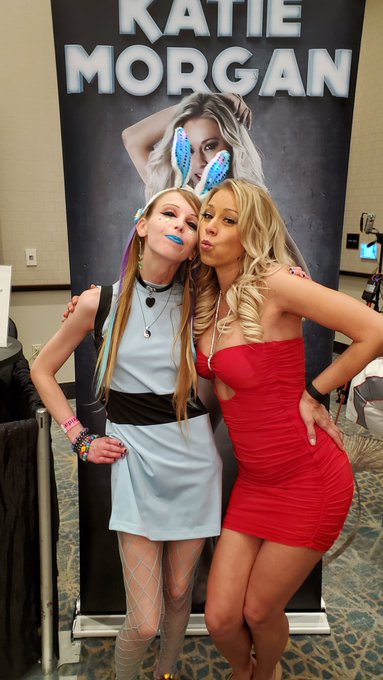 1 pic. 🥺💖 on cloud 9 that I got to see one of my favorite pornstars ever @thekatiemorgan 😍 she's absolutely