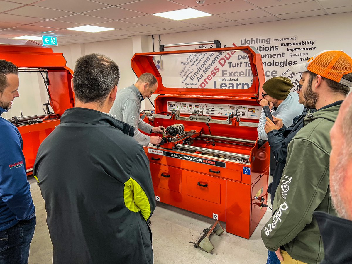 DmacDeere's tweet photo. Machine maintenance and service training happening on day two here at the Bernhard Academy. Our Field Service Engineer Gary Bonfield knocked this out of the park! #DistributerTechnicianTraining #FactoryTraining #Support @BernhardCompany https://t.co/biU8iOg4XS