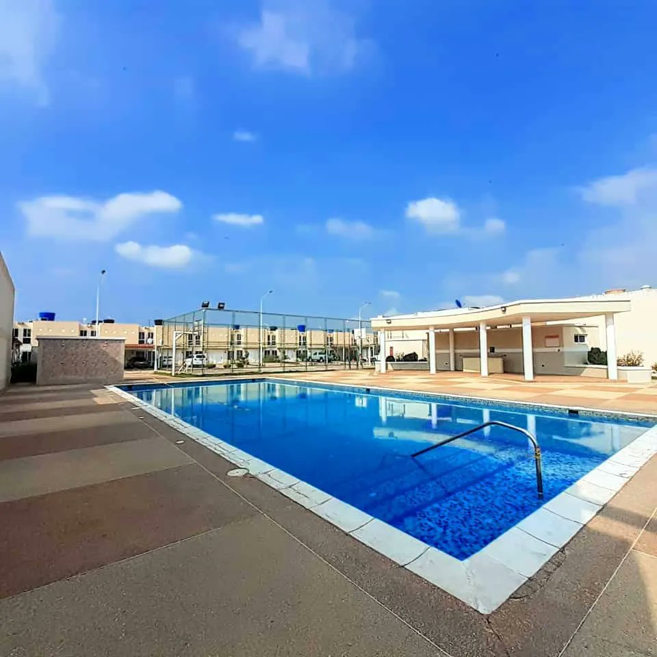 EVERGREEN INMOBILIARIA OFRECE EN VENTA: Town House totalmente amoblado en el conjunto residencial Ciudad Real

✅Área de sala-comedor-cocina
✅Cuarto de lavadero con un medio baño
✅Aire acondicionado 
✅2 habitaciones con closet 
✅1 baño completo 
✅2 P/E techados
P.ref 25.000$