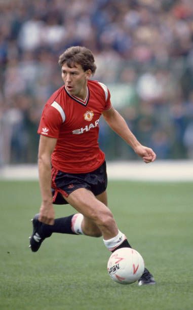 Happy birthday too our former captain marvel bryan  robson 66 today 