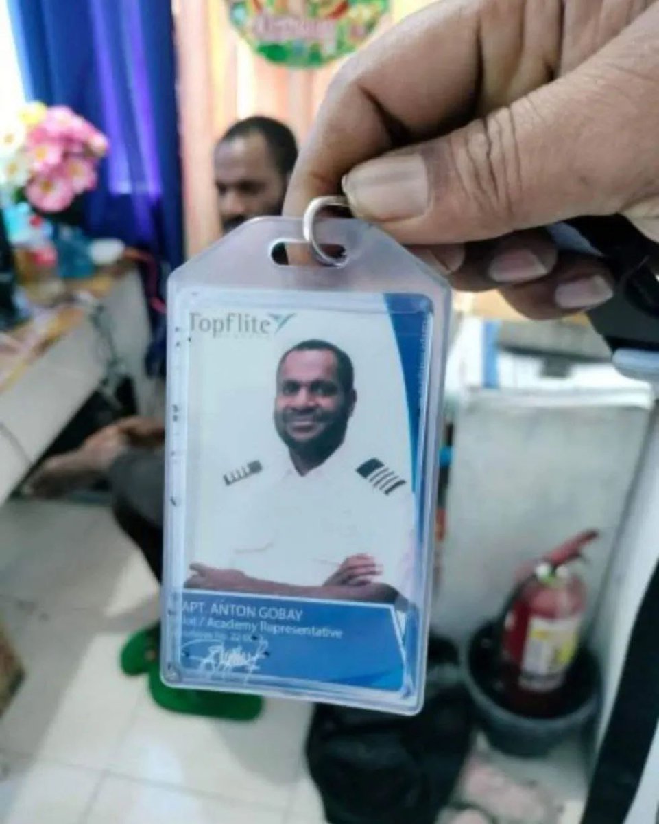 Seorang  WNI Anton Gobay yg berprofesi sbg pilot di Filipina tertangkap karena membawa senjata ilegal di Provinsi Sarangani, Filipina.
Kepolisian Filipina menyita 10 senapan serbu Colt AR-15, senapan Para 9mm, 20 magazen baja, dan 10 popor senapan yg bisa dilepas.