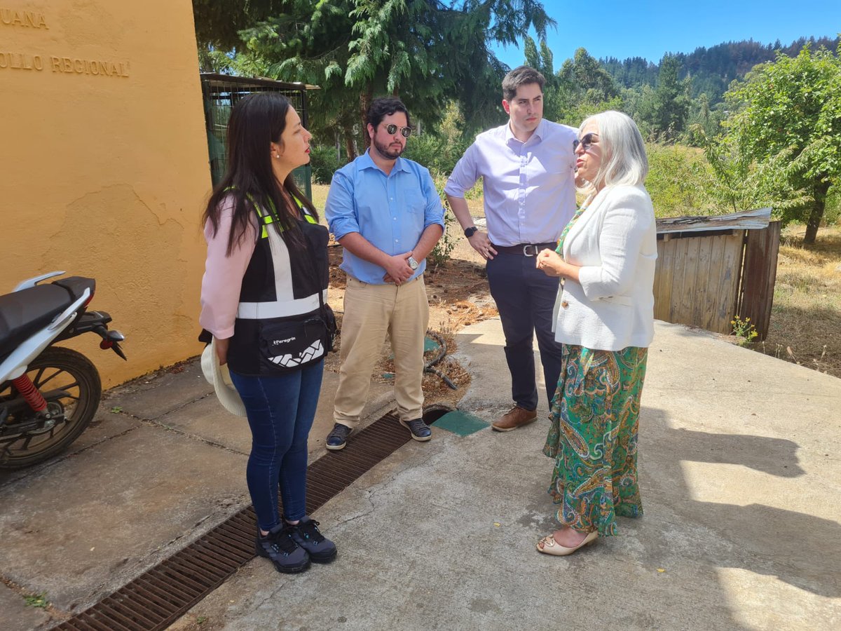 Educbiobio's tweet photo. ✅ Con el objetivo de ayudar a la 
 Comunidad Educativa 📚 de la Escuela "La Huerta" de #SantaJuana, la cual se quemó, recientemente, producto de los Incendios Forestales, hoy, se reunió @Educbiobio, Elizabeth Chávez con alcaldesa @anaalcaldesa https://t.co/qxAQVZz5FY