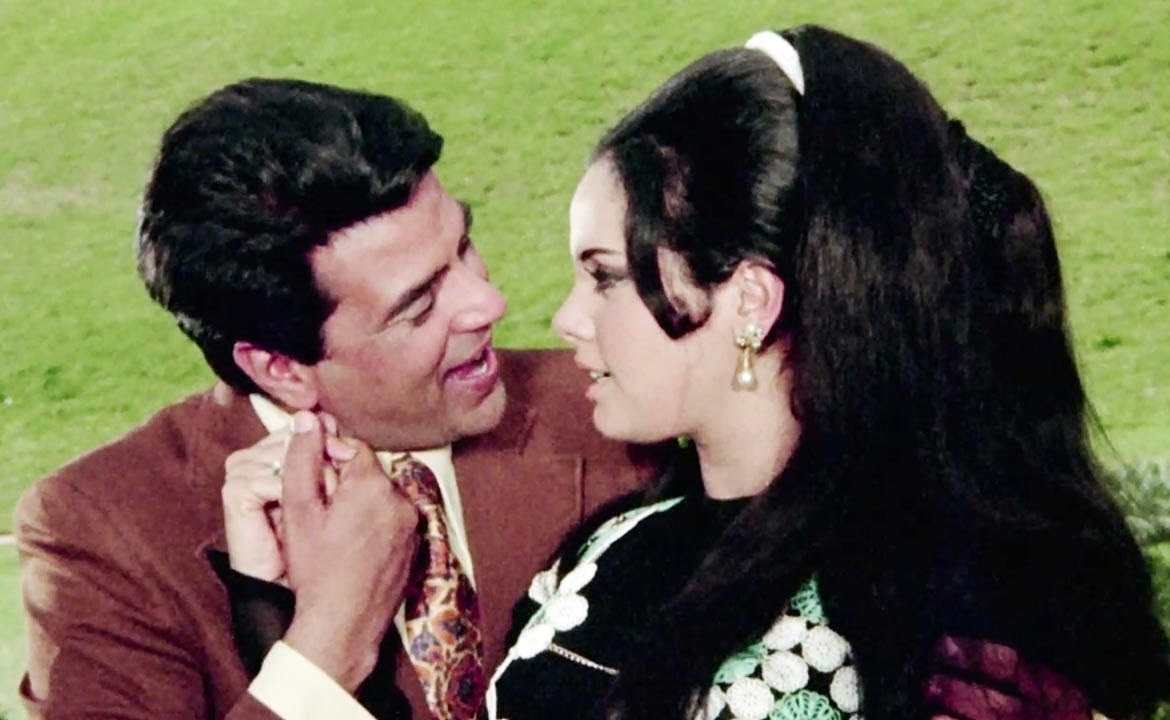 sowika71's tweet photo. @BombayBasanti @aapkadharam #Dharmendra and #Mumtaz in the film  'Loafer' (1973)  #screencouples

@aapkadharam 
#BollywoodFlashback https://t.co/2ZBhM7v7gV