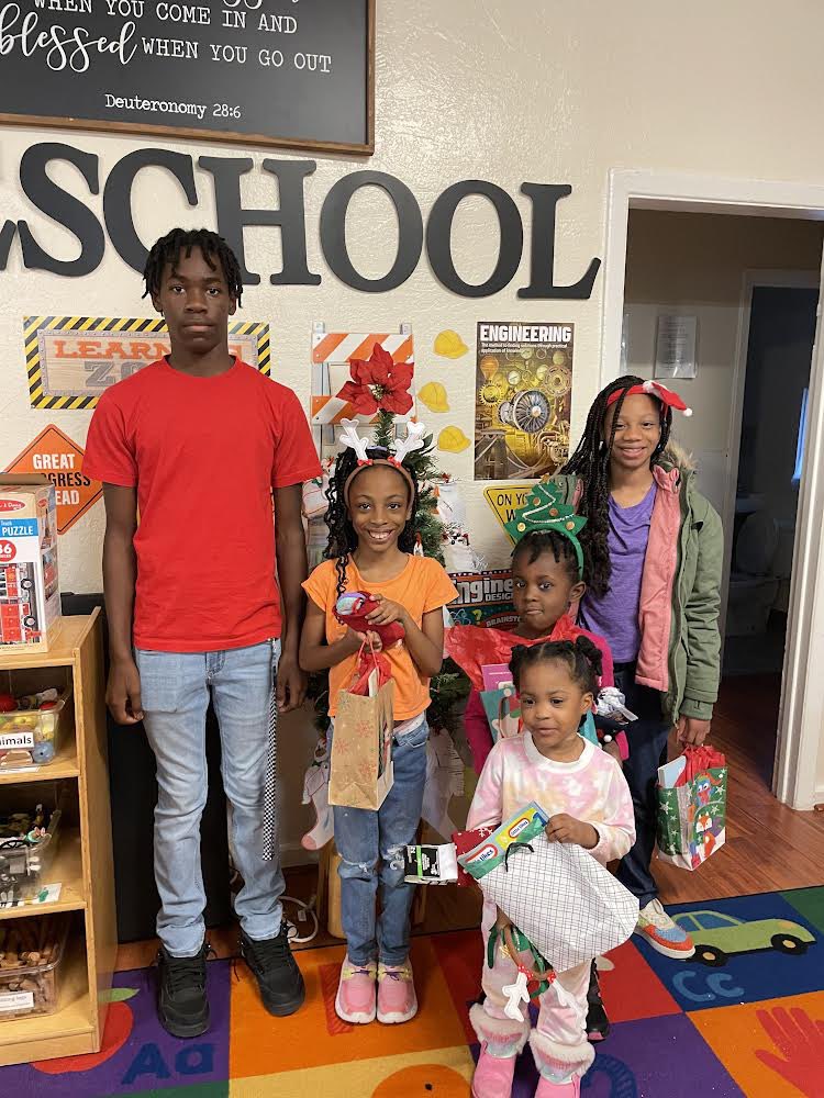 EPhi2016ipl's tweet photo. The donations were provided to the Salvation Army Family Shelter, a Senior Family Living facility, and local childcare center. πππ
#EPhiFIL #FutureIotaLeaders #EPhiShares #EPhiYouthCares #Iota1929 #SharingWarmth https://t.co/rpAPiFQSV6