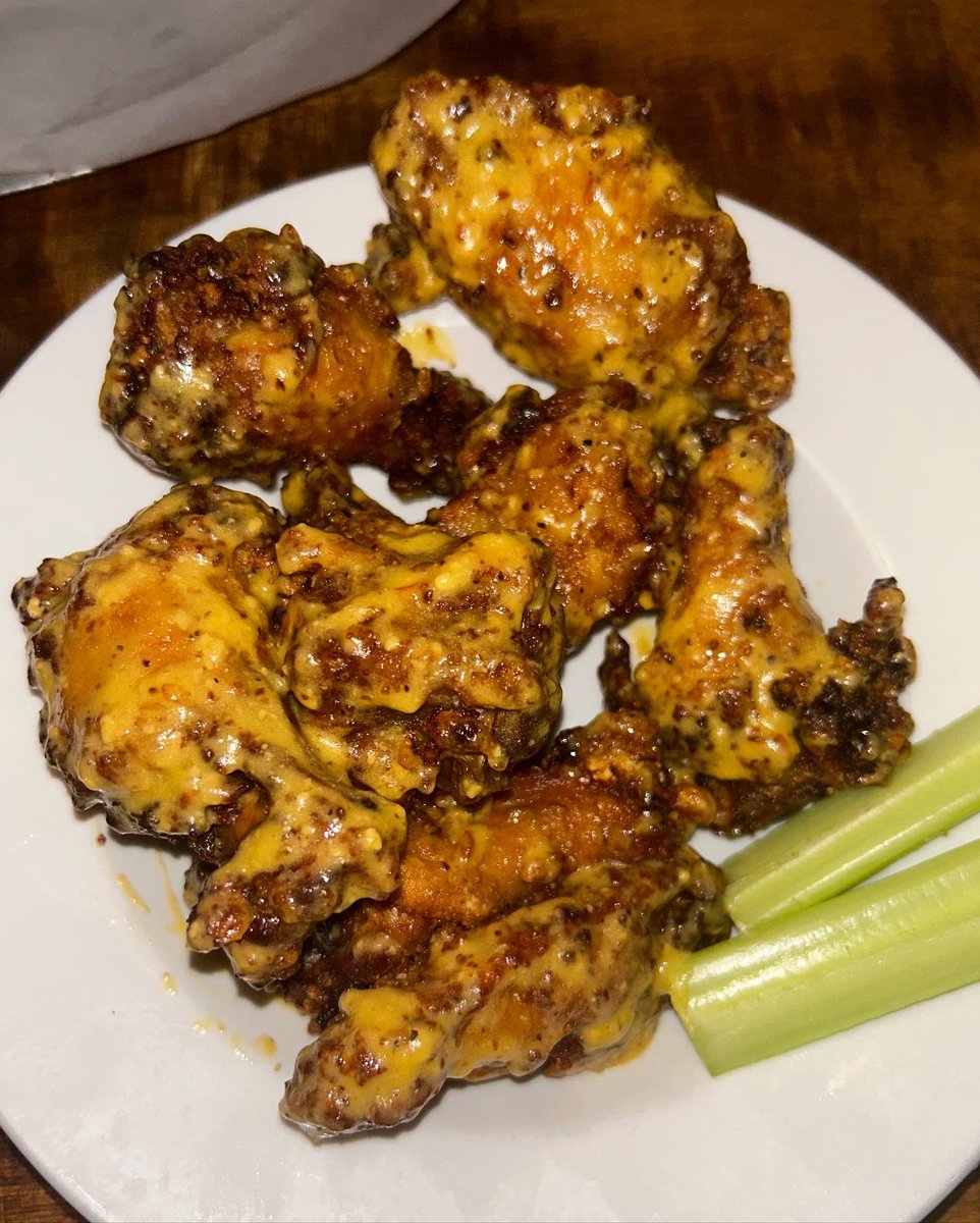 DHeismeyer77's tweet photo. Try the Garlic Parmesan wings @BarrelsTaphouse they are pure 🔥 #69EatsLocal https://t.co/VlToudDP30