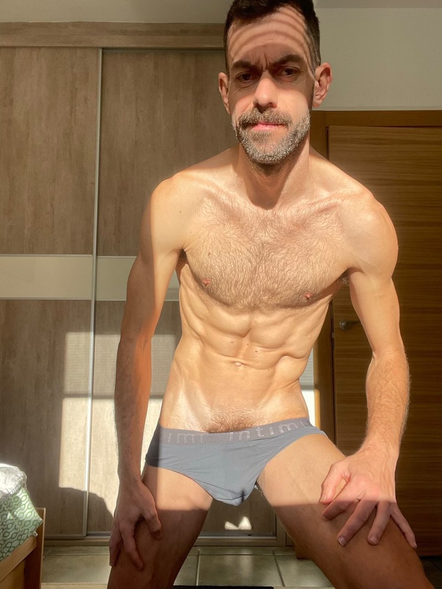 equisphoto's tweet photo. Reflejos de luz, by Sergio
https://t.co/kjIVlA0nPZ
#basqueanderotic #retratos #portrait #retrato #portraits #fotografia #hoscos #newpost #picoftheday #mycalvins #hunkboy #shirtless #shirtlessguys #shirtlessboys #gaymadrid #underwear #tattoo #ink #black #hairy #bulge https://t.co/9j5HOP895r