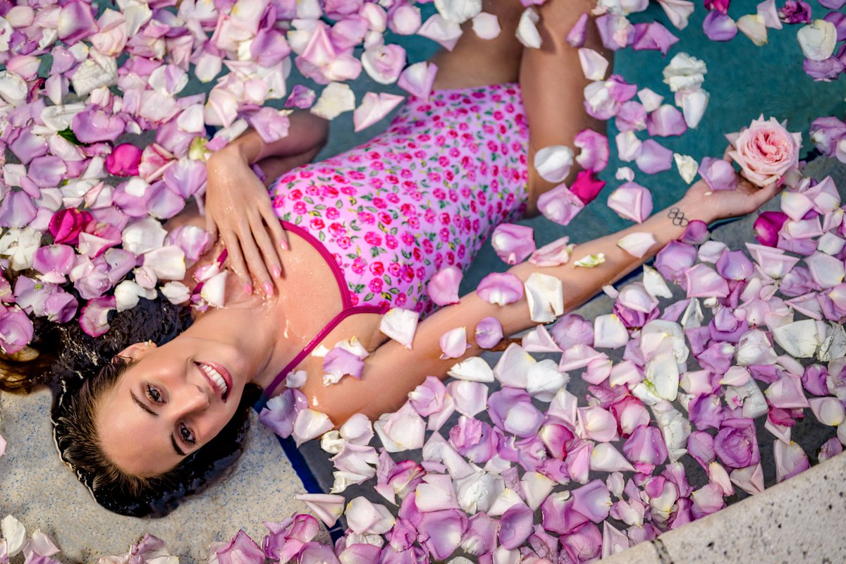 SWIMOUTLET's tweet photo. Introducing Sporti x Emma Weyant ✨ Olympic Silver Medalist, Emma Weyant is ready to step into the daylight ☀️ Her signature collection by Sporti invites you to explore fields of flowers and soak in the warmth of spring time 💐 https://t.co/SPXp0aecmp