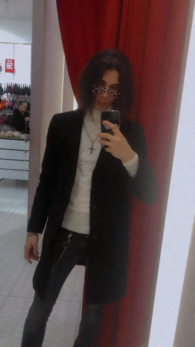 Alexcelsus_Cos's tweet photo. Oggi giornata piena di hype
Sono da poco uscito dalla prima di un film a cui sono stato invitato ed oltretutto era un HORROR io amo gli horror 

Qual è il vostro genere di film preferito? 

Se vi interessa magari vi parlerò anche del film che ho visto ✨ https://t.co/o9DNUMRPX7