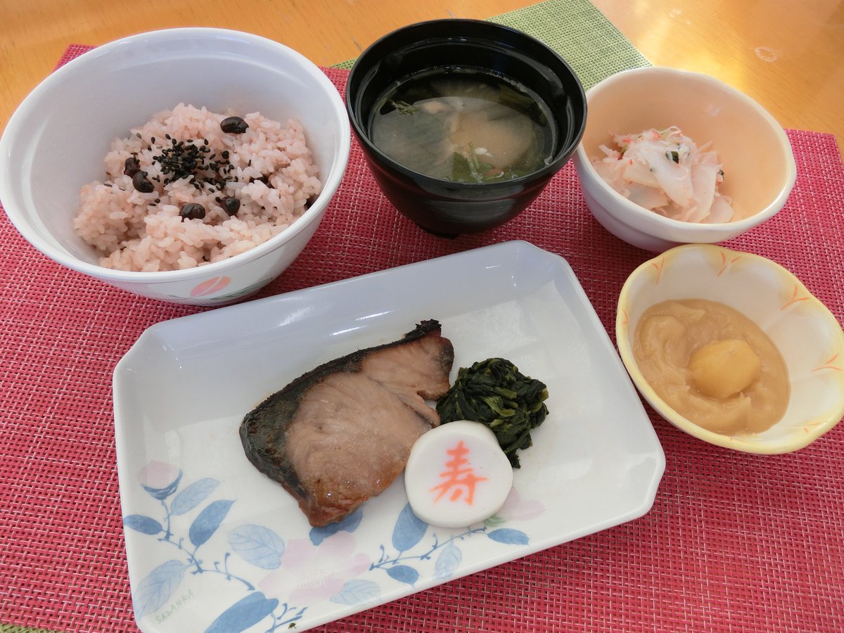 2023年1月1日
当院ご入院の患者様に「おせち料理」のイベント食をご提供しました！

≪朝≫
＊ごはん
＊おせち(海老、伊達巻、蒲鉾、黒豆、松風焼き)
＊牛乳
＊みかん

≪昼≫
＊赤飯
＊お雑煮
＊ぶりの照り焼き
＊栗きんとん
＊かぶの甘酢漬け

東京品川病院 栄養科