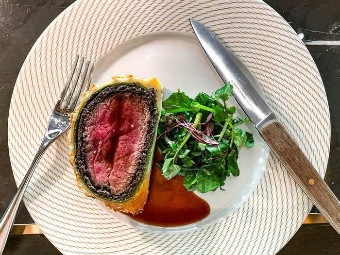 I ate at Gordon Ramsay Bar & Grill, Kuala Lumpur and the $65 signature beef wellington was a letdown    https://t.co/xs6EMFMjqf https://t.co/I8MYlocg8e