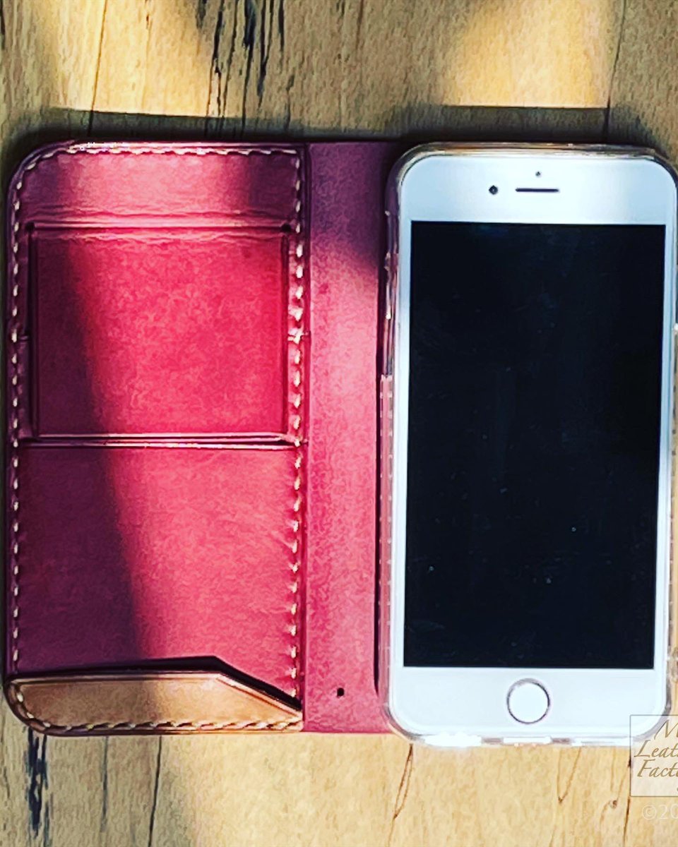 m_leather's tweet photo. #iphoneジャケット (SE/8/7/6対応)完成&納品
iPhone8で2年半利用した #アリゾナ のジャケットからSEに機種変更を機に交換
https://t.co/Db85KhNXg8
#maya #tempesti #テンペスティ
#Bordo(暗赤紫)
#レザクラ #レザークラフト
#革 #手縫い
#leathercraft #leather
. https://t.co/YSi7yCeF98