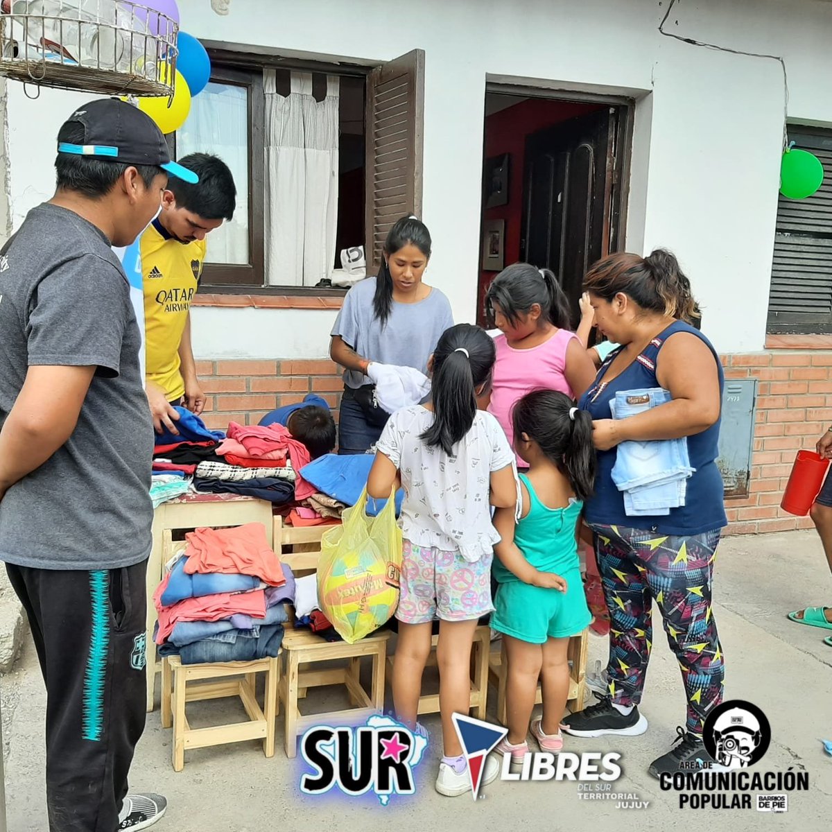 LibresDelSurJuy's tweet photo. ‼️MERENDERO PEQUEÑOS SUEÑOS
🔴Los integrantes del merendero repartieron la merienda a niñxs y familias de la zona del barrio de Malvinas
🤴🤴🤴Festejaron el día de reyes repartiendo golosinas y globos
#libresdelsurterritorial #merendero #comunicación #areasur #jesuspresidente2023 https://t.co/cRVyQ5degJ