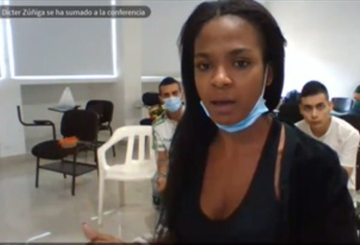 Esta asesina de Primera Linea se llama Carolina Montaño y torturó y asesinó a policia, Petro la dejo en libertad y la nombre gestor de paz, que pasa con los derechos vulnerados de las victimas y sus familias, eso no le importa al desgraciado remedo de presidente!! #ParoNacional