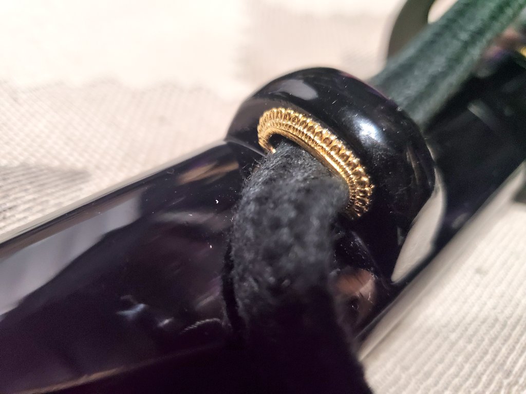 tenshinryu's tweet photo. 栗形や柄頭にある金具を鵐目（しとどめ）と呼びます。鵐とはアオジ・ノジコ・ホオジロ・ホオアカなどの小鳥の古い名前で、それらの目に似ている事に由来します。
栗形に下緒を通す時、この鵐目があるとさらに通しにくくなるので、下緒の先端に紙を巻いて通します。 https://t.co/jAvLzii93v