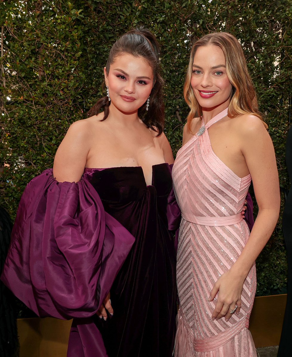 RAINHAS! 

Selena Gomez e Margot Robbie no tapete vermelho do #GoldenGlobes. (10/01)