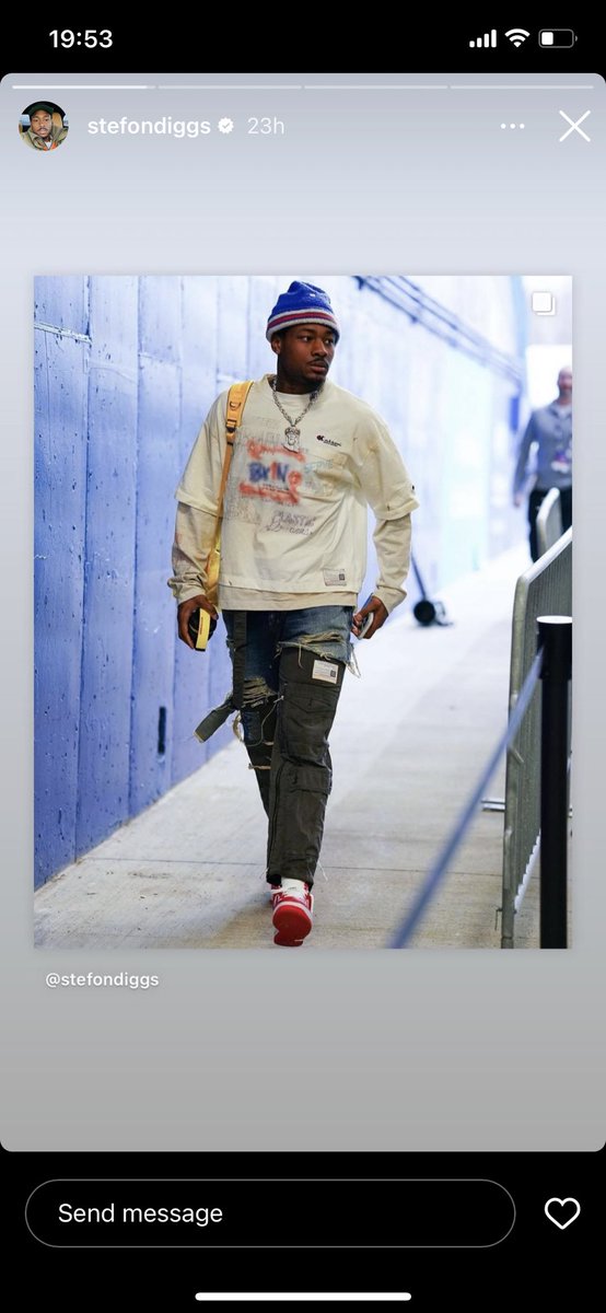 mollgig's tweet photo. Why haven’t I seen a single drop of discourse re: stefon diggs’ jorts over cargo pants look??? FASHUN baby https://t.co/31MHbe4uFa