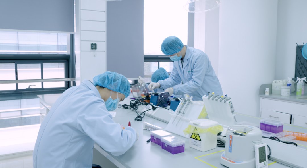 GoJiangsu's tweet photo. A new #COVID19 treatment, #SIM0417, manufactured by a pharmaceutical company in China, @SimcerePharm , in #Jiangsu province, is expected to hit drug stores as soon as February, according to the Jiangsu Medical Products Administration. #MadeInChina #MadeInJiangsu https://t.co/gypHcyhpYO