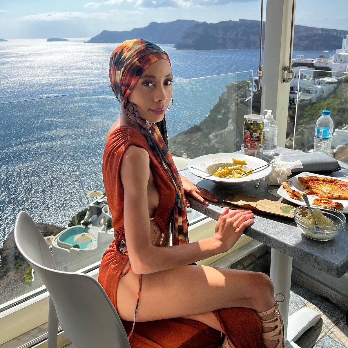 thegoddessie's tweet photo. I forgot to listen to Greece in Greece. Sorry @Drake , maybe you should be the one to fly me out next time to remind me🌹 https://t.co/NmW0f7aB7Q