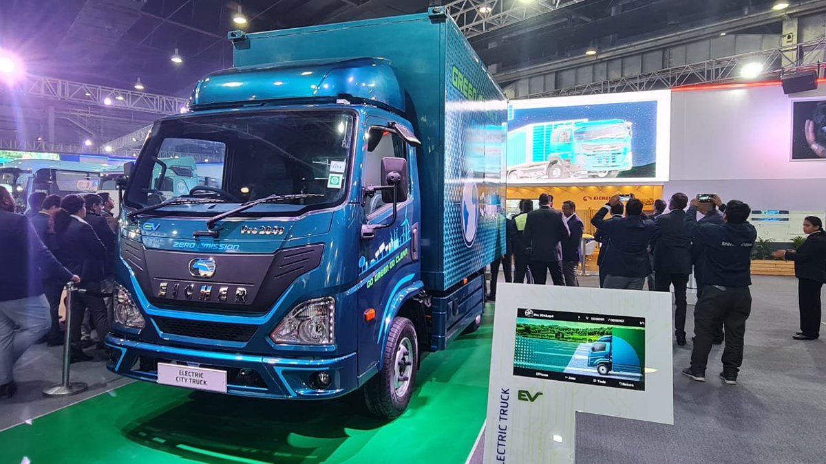 ExpressDrives's tweet photo. A look at @ETBIndia's electric CV range including the fuel cell EV truck,  city bus at the @AEMotorShow 
#AutoExpo2023 #AutoExpowithFE https://t.co/DT3mtiygkM
