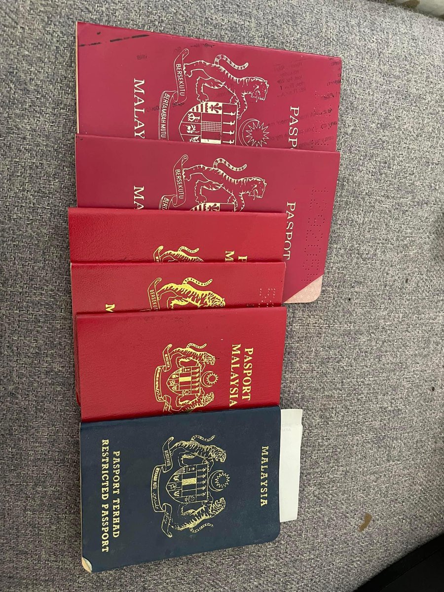 ShahnaszAzman's tweet photo. Pasport Malaysia dari 1970an -2000 . Kredit : kak Ruby https://t.co/yZh4lC76oK