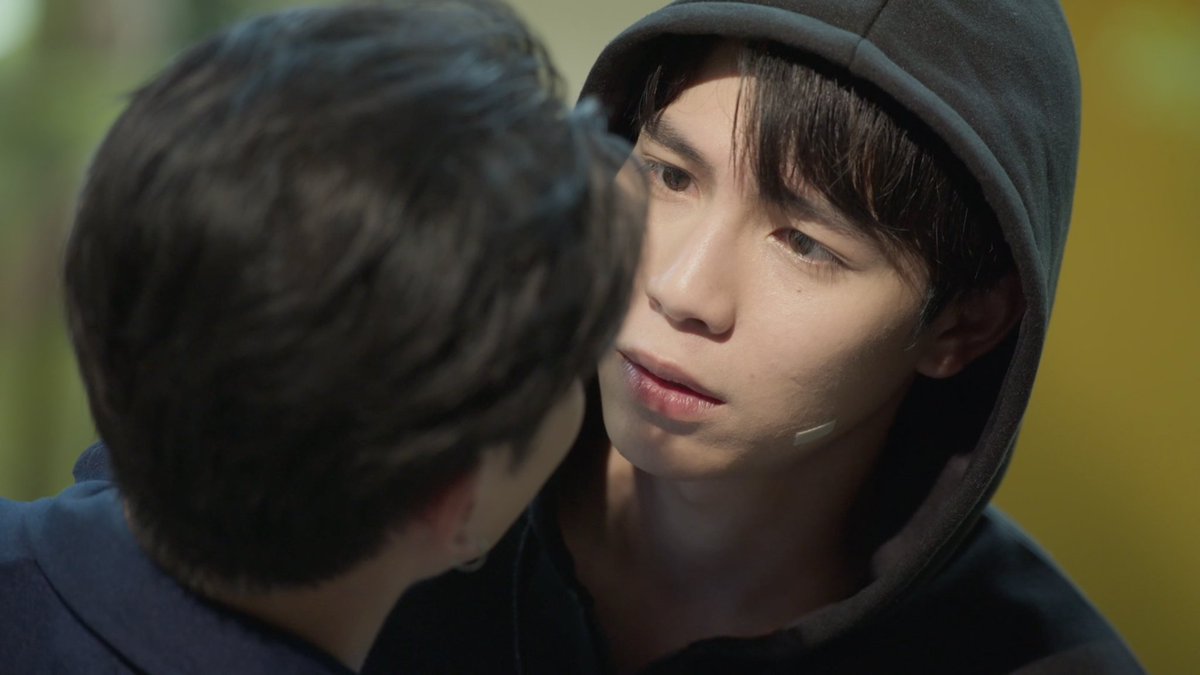 headedtoyou's tweet photo. they wanted to kiss so bad like?? https://t.co/znR86JlCTN
