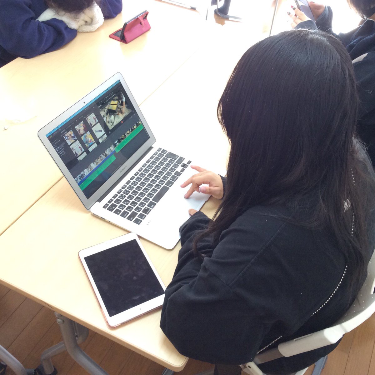 npoforlife's tweet photo. ◯フリースクール◯
午前中の一幕。
写真は、認定NPO法人イーパーツから寄贈いただいたMacBookAirを活用して、映像編集をしたり、オンライン会議をしたりする職員の様子。
寄贈いただきありがとうございました!
#フリースクールForLife
#NPO法人ふぉーらいふ
#eパーツ #eParts
#リユースPC
#寄贈 https://t.co/wtHAOgI0nH