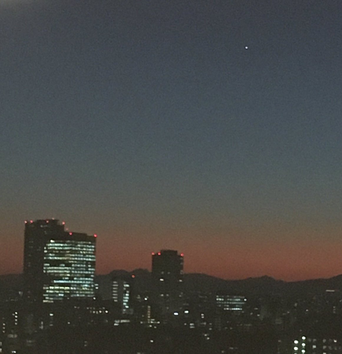 Marko_3rd's tweet image. オフィスから景色の写真を適当に撮ってみたら、たまたまシティ・ポップ風だった