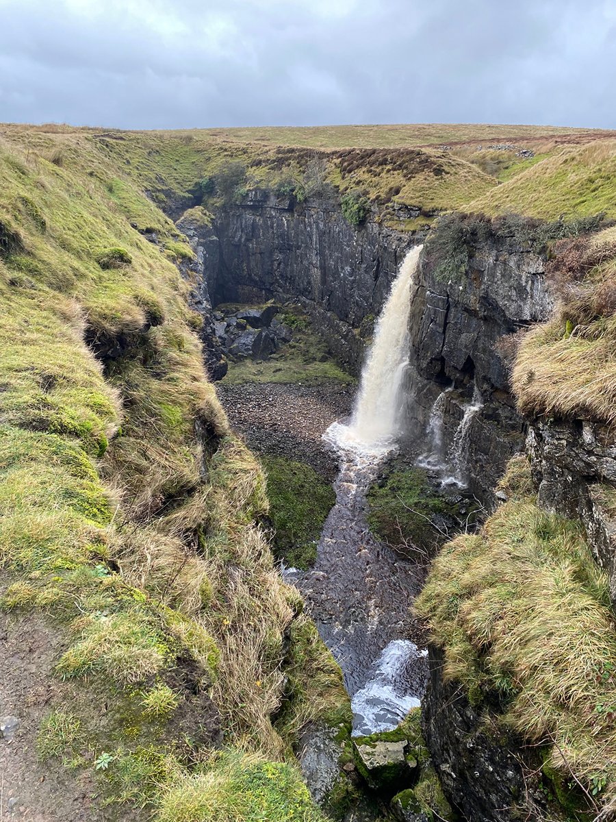 yorkshire_dales's tweet photo. On Waterfall Wednesday, we're sharing this view of Hull Pot in #Ribblesdale. It's a waterfall which only flows when it rains - worth a bit of a downpour, we think โ
๐ธ Thanks for sharing Amy Sarsby
#YorkshireDales #WaterfallWednesday #HullPot https://t.co/Tbq5w6jKtq