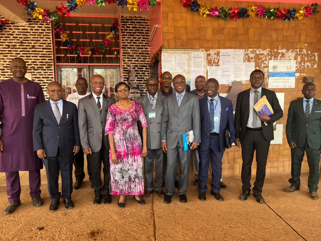 Visite guidée de Dr @MoetiTshidi, #DR de l'@OMS_Afrique à l’hôpital communautaire de #Bangui, pour évaluer les réalisations en faveur de la réduction de la #mortalité maternelle et infantile. Depuis, @WHO appuie la #RCA🇨🇫 avec un taux de mortalité maternelle le plus élevé.