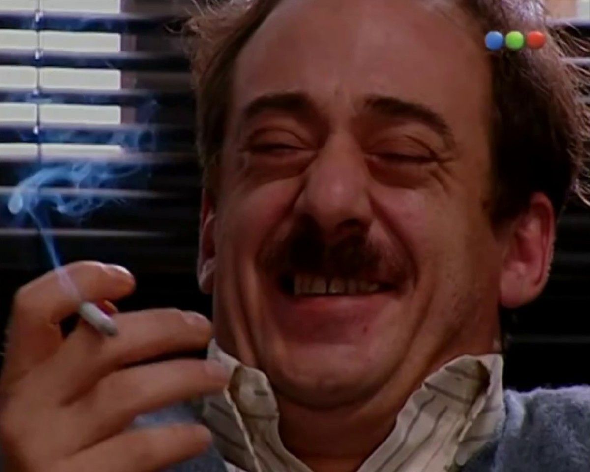 ya entendí porque rompían las bolas con the office estoy asi viendola