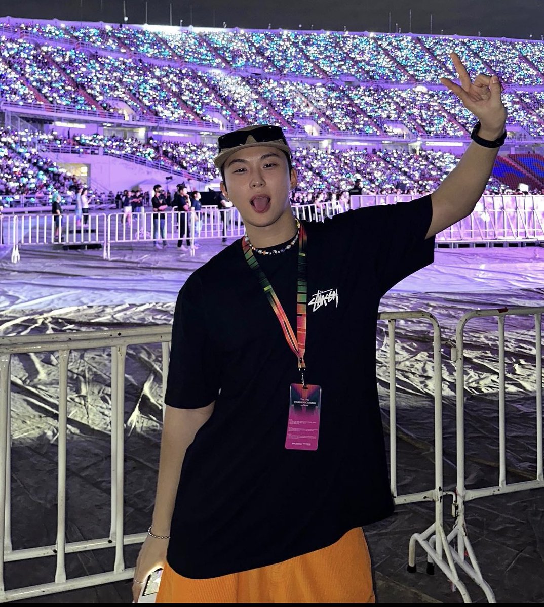 maiihyunsuk's tweet photo. another view of the gda crowd from @/blackqworld’s instagram post (member of eoddae). 

you can see teulights everywhere 😍💎

https://t.co/9jPEqCm3OD https://t.co/TM40ebi5Hu