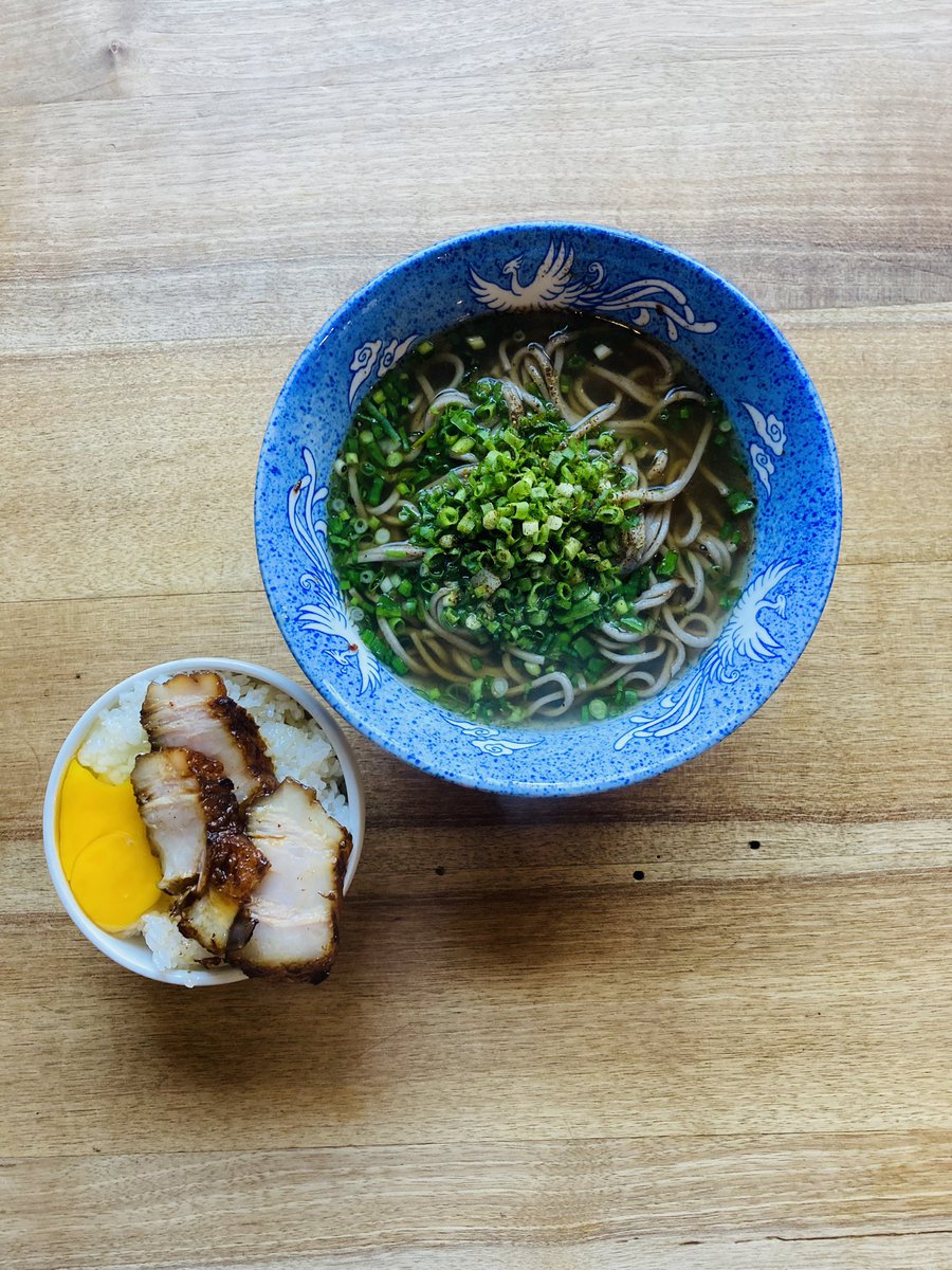 AWANOUTA3's tweet photo. 本日の俺の賄い🔥

ラーメンスープでニッパチつるちゃんネギ
@tsurumotofarm_toby 蕎麦黒七味ダク🔥
ほんで石川養鶏場さんのスーパー拘りのTKG🥚🍚にAWANOUTA自慢の鹿児島県産トロットロ豚バラチャーシューをがさつにトッピング😅
賄いっぽくて良いっしょ😘
dinnerもスーパー張り切って営業致します🔥 https://t.co/CHjVmQ0iVh
