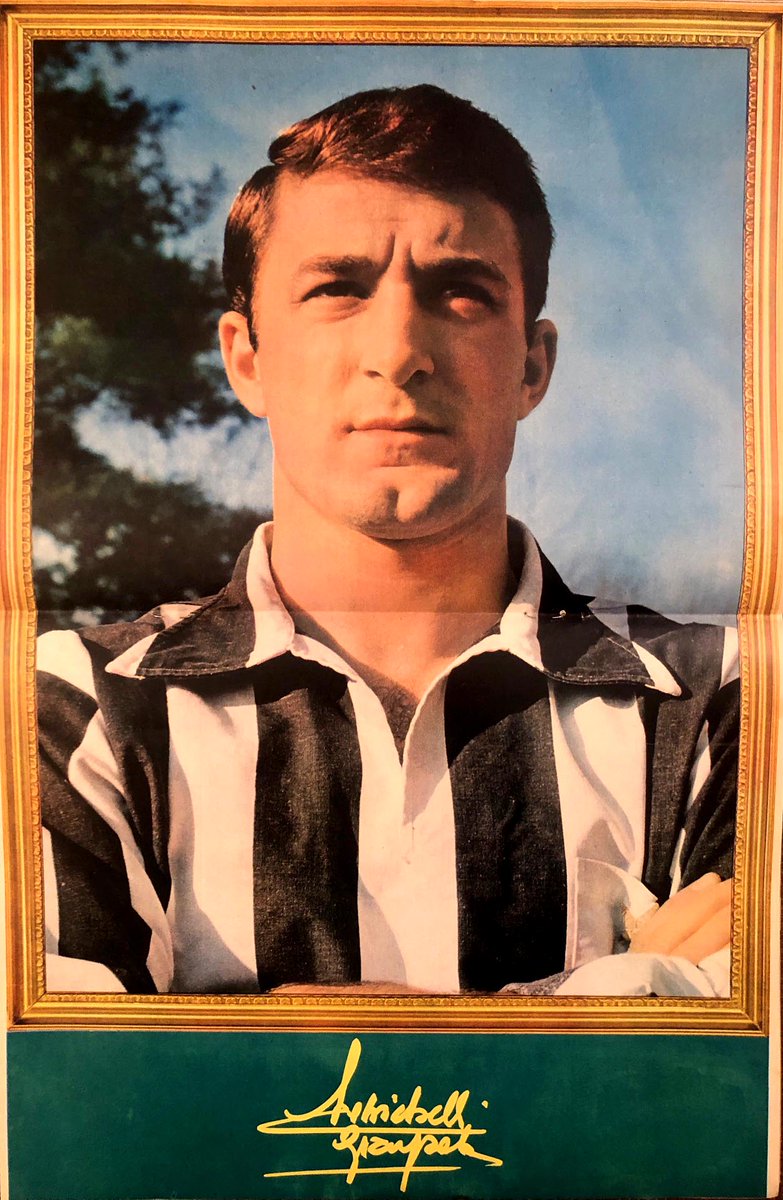 JUVEN_TV's tweet photo. Il protagonista del poster a colori al centro della rivista è Giampaolo #Menichelli, attaccante titolare per 5 stagioni fino all’arrivo di Pietro #Anastasi, che lo costringerà ad un’ultima stagione in bianconero un po’ di secondo piano. https://t.co/H8FcOgCJo8
