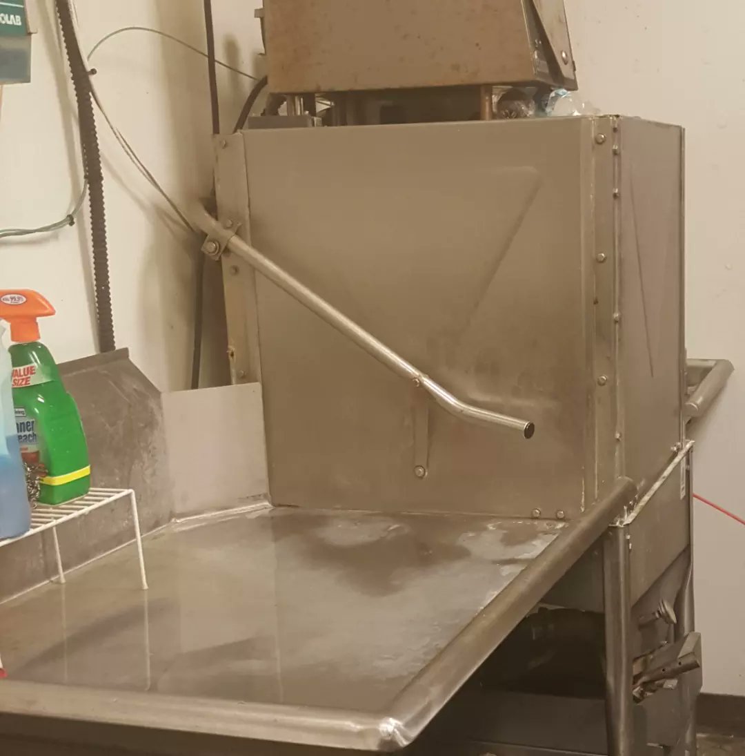 johnsons_bakery's tweet photo. We are relocating and need to downsize. We are selling a dry display case, Deli prep station, 3 compartment sink with sprayer, dishwasher with loading and unloading areas, 2 dish racks and a stacked gas convection oven. Please email us for prices. 
Johnsonsbakery@yahoo.com https://t.co/cQv7JZdI9u