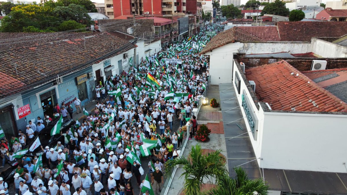 fernandolarach's tweet photo. El compromiso de Santa Cruz con la democracia y la libertad es tan inmenso, que ningún Gobierno tirano va a doblegar nuestro valiente espíritu de lucha, de unidad y fe. https://t.co/qjsGtzEf4o