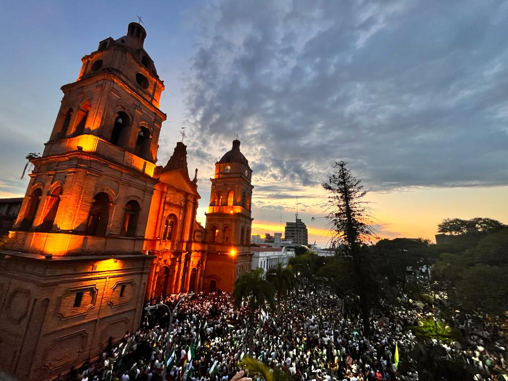 fernandolarach's tweet photo. El compromiso de Santa Cruz con la democracia y la libertad es tan inmenso, que ningún Gobierno tirano va a doblegar nuestro valiente espíritu de lucha, de unidad y fe. https://t.co/qjsGtzEf4o