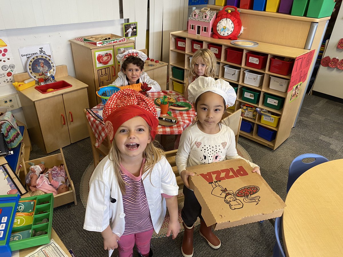 MrsRamosTK's tweet photo. Having fun in our new housekeeping dramatic play area. TK Pizza Parlor! 🍕👩‍🍳🧑‍🍳 @TLSHawks @PVSDCamarillo https://t.co/2z8NU8cZIJ
