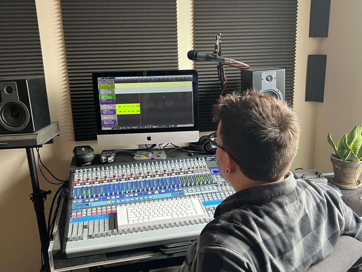 AllOutCrash's tweet photo. Trying to get a perfect bass tone for our upcoming full length album! https://t.co/bQh23Zpf4x