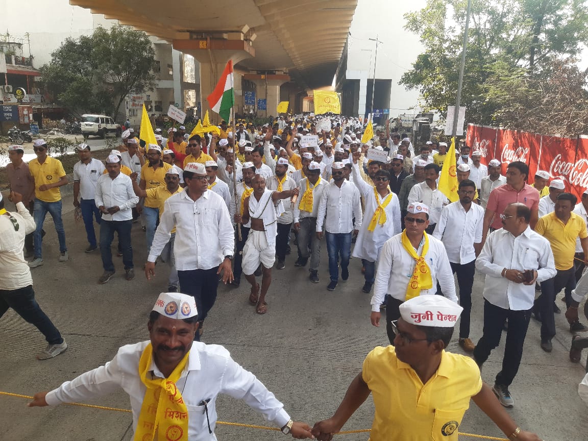 PuruOPSfightr's tweet photo. @ChautheVinayak @mieknathshinde हेच ते जनमानस कर्मचारी

यांना न्याय कधी देणार*
मृत कर्मचारी कुटुंबांची होरपळ कधी थांबवणार? https://t.co/AkL6BJSFJR