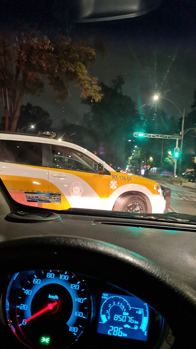 MrsCassette's tweet photo. Y seguimos varados en Reforma... @Claudiashein https://t.co/495zdsDGXS
