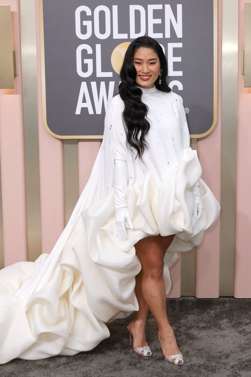 TheCut's tweet image. Also Chloe Flowers is a beautiful cloud and an amazing pianist #GoldenGlobes