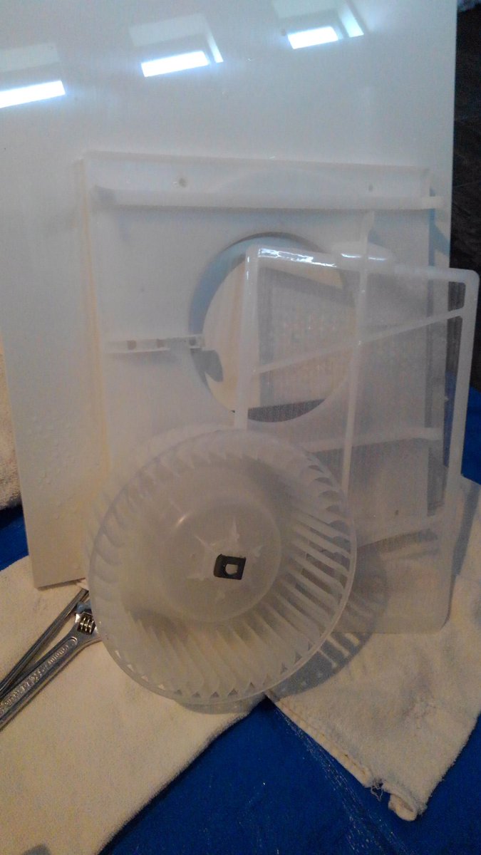 clean_tokyo1's tweet photo. 係の佐吉です。メンバーから画像をいただきました。換気扇のお掃除ですね。黒ビカリ、白ビカリ、復活しましたね。ご依頼の時は、換気扇も一緒に承りますから、状態を確認してみてくださいね。 https://t.co/dDWLmX1cpo