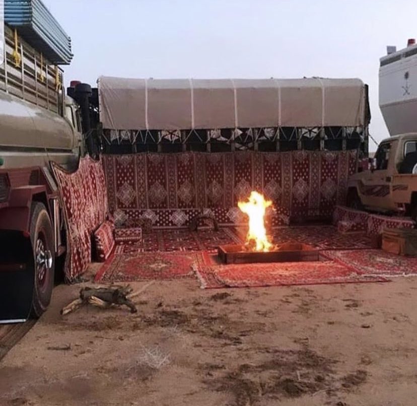 6Hwawi's tweet photo. غادي قلبي مثل بيت بدو  ٍفي فقار
ونجرٍ يدنه سنافي على وقدة سمر

من لقالي قلب يسج لو أجره أجار
إن لقالي قلب وإلا يسلفني عمَر https://t.co/Z9DeBieQ2Y