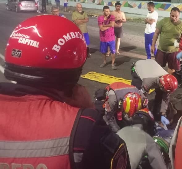 CPabloPalacios's tweet photo. 1/2 Componente #GRUMAE del CBDC conjuntente con @paramedicosmtt atienden un ciudadano en la parroquia Coche- arrollado abordo de su motocicleta por un vehículo de carga en marcha, presentando traumatismo Craneoencefalico consistiendo la labor de la comisión en evaluar,estabilizar https://t.co/6KgVp4eubc