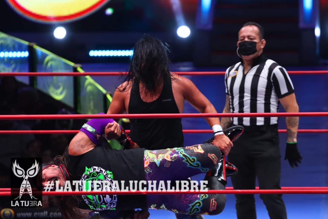 LaTijeraLucha's tweet photo. Triunfo para el bando técnico "remando contracorriente", el experimentado #Leono junto a los espectaculares y fornidos #OroJr y #SangreImperial vencen en el centro del ring a #Cholo, #HermanoKaronteI y #HermanoKaronteII para hacer vibrar a la afición #CMLL...
#latijeraluchalibre https://t.co/A2j64QTAd4