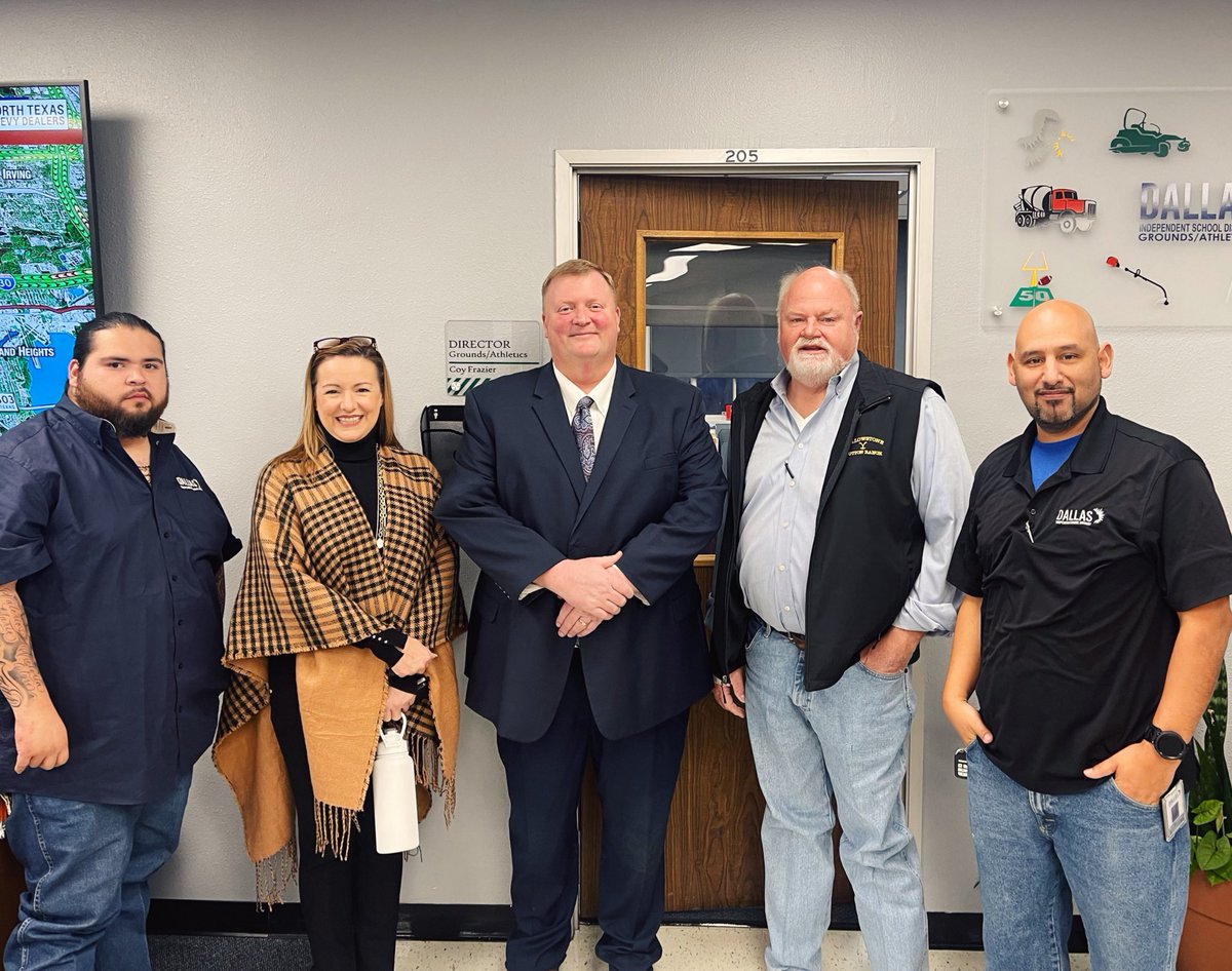 DISDFacilities's tweet photo. Super thankful for @DallasISDSupt and her chiefs for visiting MFS last week to personally thank our folks for working during the break to ensure schools were ready to open back up on time after the December freeze damage.❄️💙#MFSteam https://t.co/PsDBYGnMY8