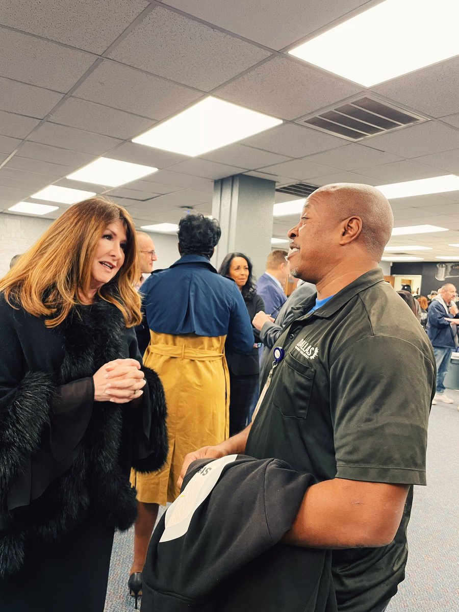 DISDFacilities's tweet photo. Super thankful for @DallasISDSupt and her chiefs for visiting MFS last week to personally thank our folks for working during the break to ensure schools were ready to open back up on time after the December freeze damage.❄️💙#MFSteam https://t.co/PsDBYGnMY8