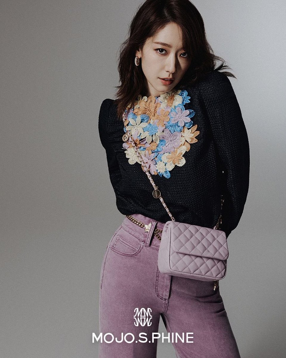 PSHAFC's tweet image. 📷 | تحديث حساب MOJO.S.PHINE بصور بارك شين هي على الانستقرام .
" مجموعة "THE SPOTLIGHT" ربيع 2023 ، حملة جديدة مع (بارك شين هي) التي عادت كموسم جديد لـ #MojoSpin قابل ربيع MojoSpin الرائع الذي ينير لحظاتك المشرقة الآن " 
- #ParkShinHye #박신혜