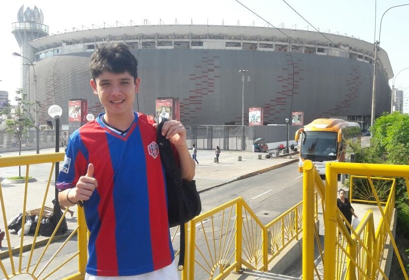 ronaldriatiga's tweet photo. Hijo saliste más masoquista que tú papá. Siempre con tú camisa del @UnionMagdalena a todas partes. 16 de tus 20 años en segunda división, vives hace mas de 11 en Medellín y sin embargo sigues firme como la gelatina con los colores #azulyrojo @andresriatiga https://t.co/bz5K93L1QK