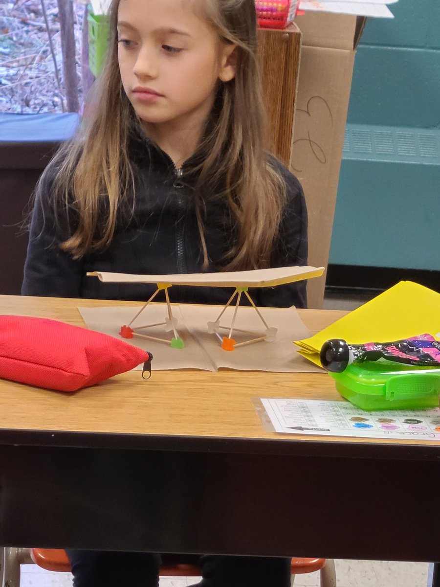 Aujourd'hui nous avons fait une expérience avec les formes plus stable pour créer des structures.  Nous avons découvert que les triangles sont meilleures pour la stabilité. C'est délicieux aussi.